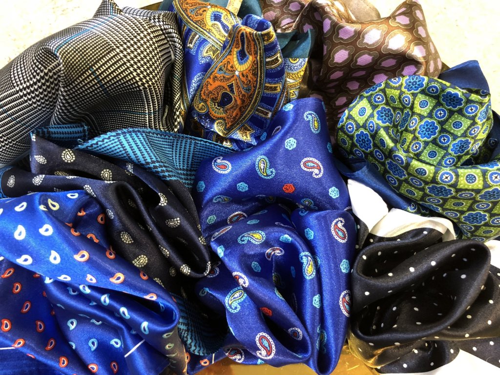 Tippek, hogyan kombináljuk a díszzsebkendőt öltözékünkkel