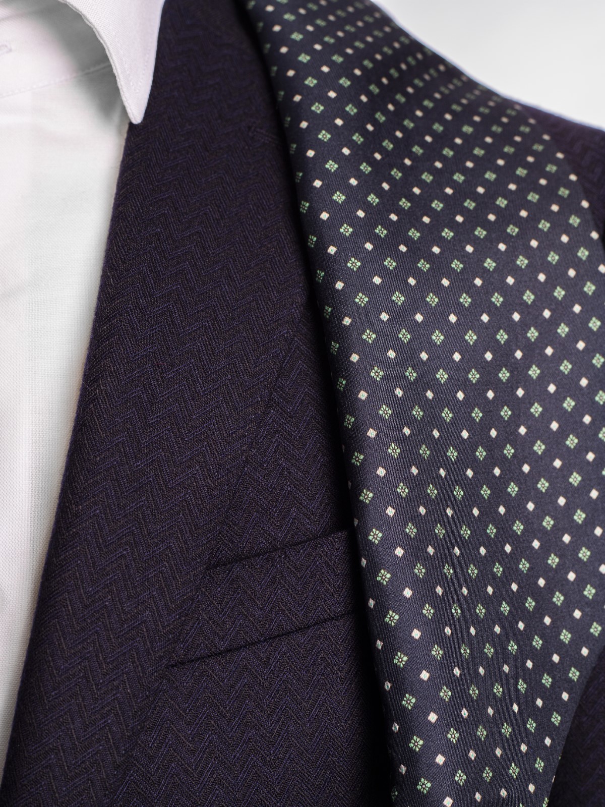 fekete sotetzold nyaksal