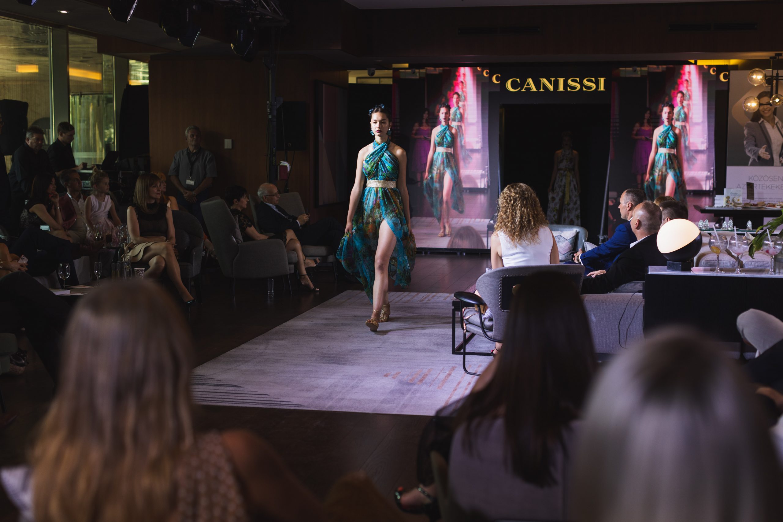 Bennünk Élő Istennők Fashion Show