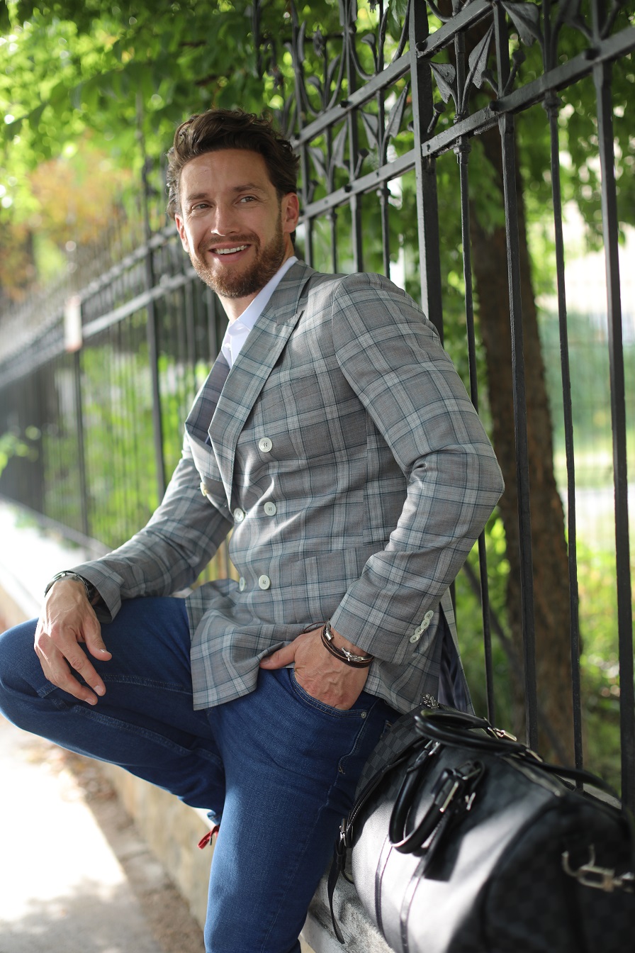 Egyedi méretre készített sportzakó, farmer és chino nadrág